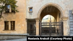 პარლამენტის გვერდითა შესასვლელი