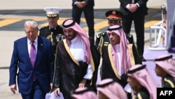 محمد بن سلمان، ولیعهد سعودی پس از ورود دونالد ترمپ رئیسجمهور ایالات متحده به ریاض ۱۳ می ۲۰۲۵.