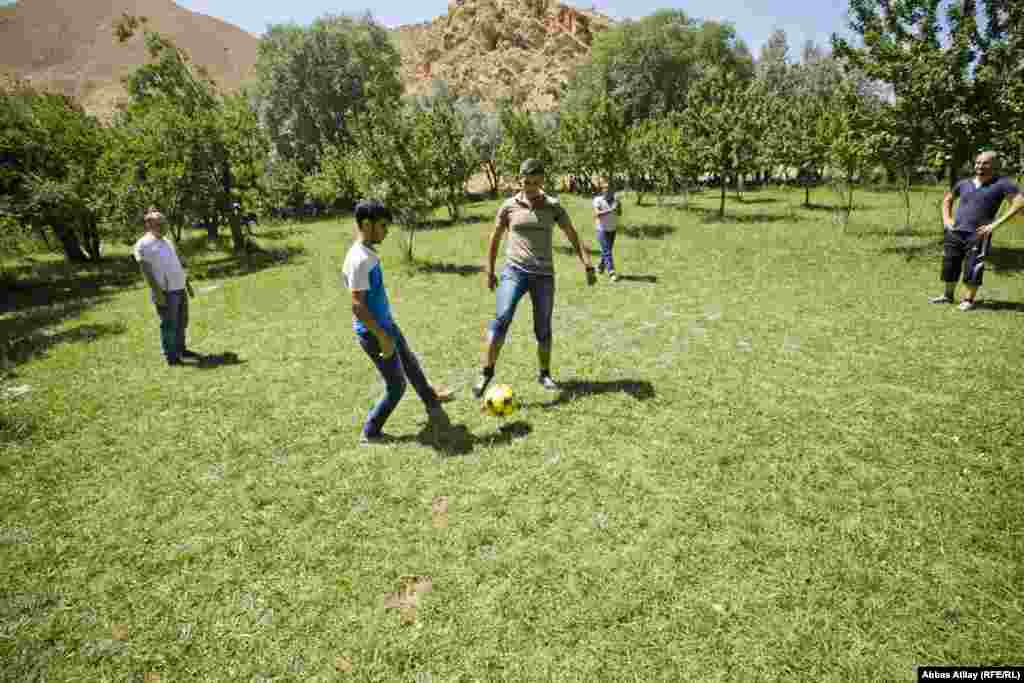 Nahar hazırlığı zamanı gənclər futbol oynayırlar.