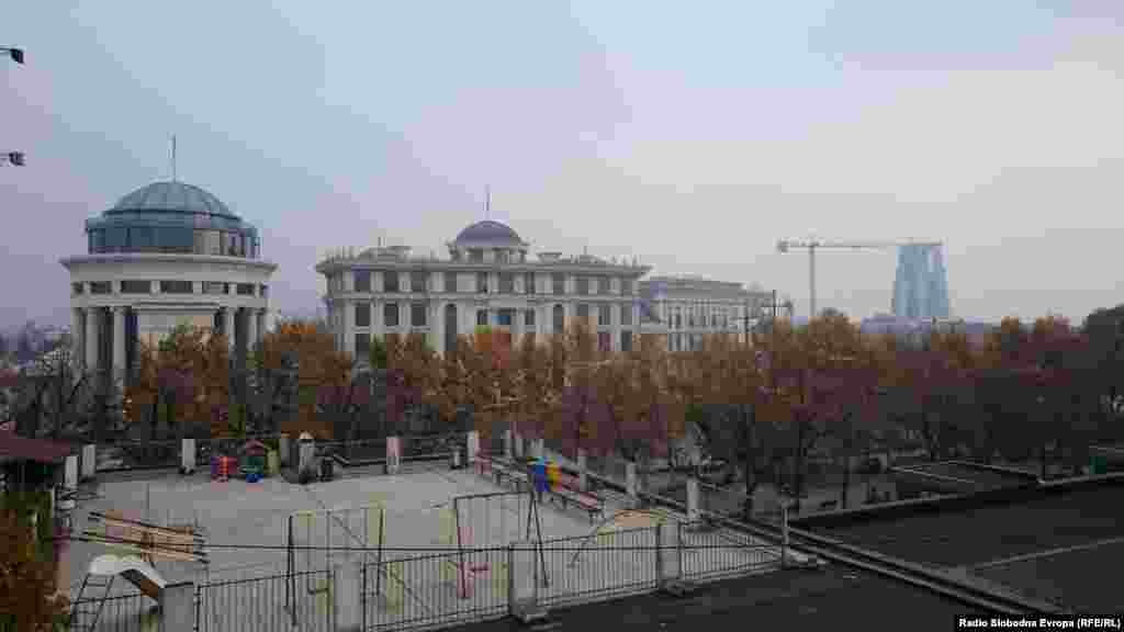 Поглед на зградите на Јавното обвинителство и на Министерството за надворешни работи, дел од проектот Скопје 214, во чија близина се градат уште неколку згради на институции.