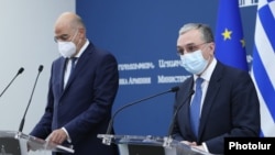 Armenia - Armenian Foreign Minister Zohrab Mnatsakanian (R) and his Greek counterpart Nikos Dendias hold a joint news conference, Yerevan, October 16, 2020.
