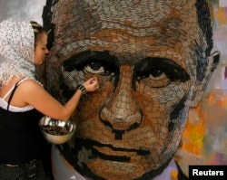 Дарія Марченко працює над портретом Путіна. Київ, 23 липня 2015 року