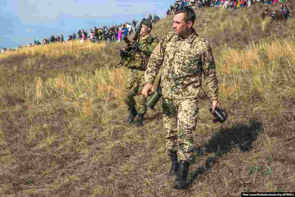 Українські військові спостерігають за реконструкцією