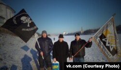 Иванов (по центру) с друзьями на Крещение в Пскове