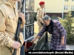 Меморіальна дошка у Джанкої на честь російських військових, загиблих під час повномасштабного вторгнення РФ в Україну, 7 травня 2026 року