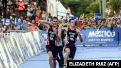 A brit atléta, Alistair Brownlee (b) a 2016-os mexikói triatlon-világbajnokságon a cél előtt vette észre, hogy a döntőn szintén résztvevő öccse, Jonathan Brownlee (j) kis híján összeesik a kimerüléstől. Odament hozzá, átölelte, és együtt futottak be a célba.