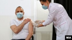 Міністар здароўя Паўночнай Македоніі Вэнка Філіпчэ прышчапіўся вакцынай Sinopharm