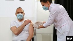 Министерот за здравство Венко Филипче прими прва доза вакцина против ковид-19 од Синофарм, архивска фотографија