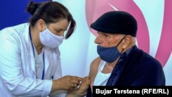 Vaksinimi i të moshuarve në Prishtinë.