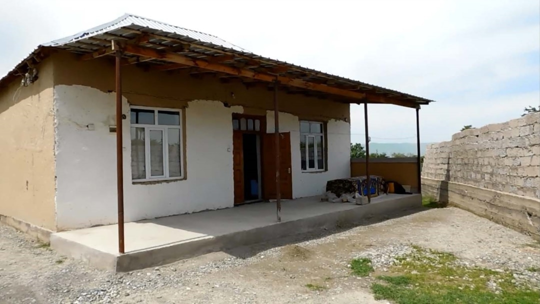 Жас қыздар алғаш рет онлайн порно көреді