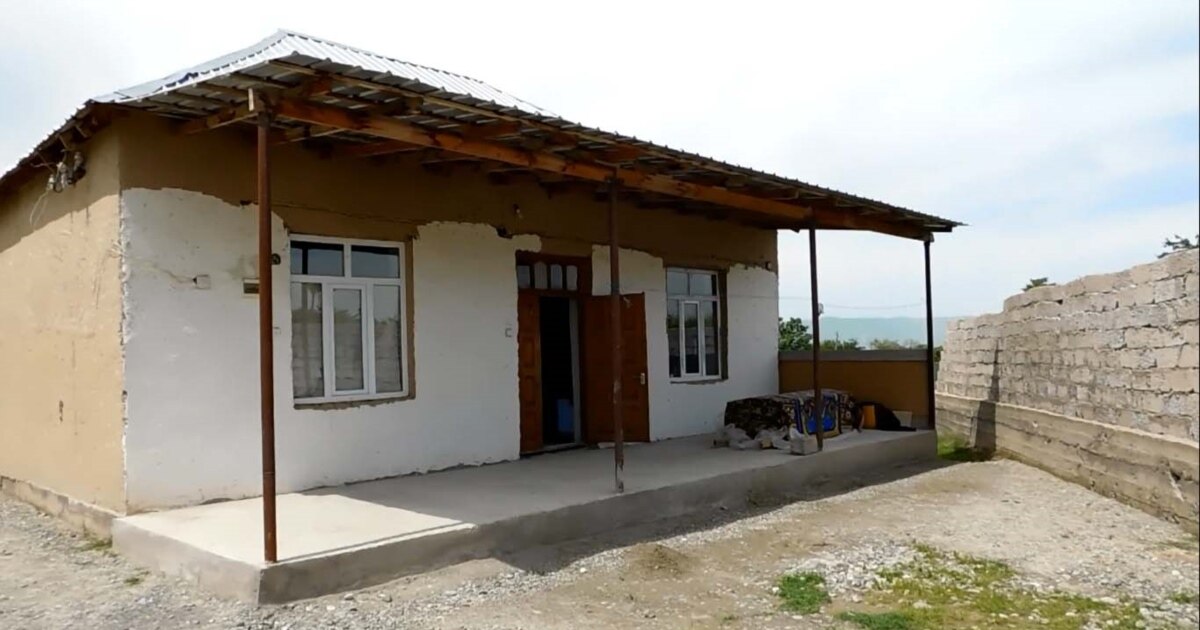 БДСМ тақтаға сиськи арқылы шегеленген