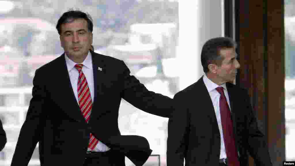 G&uuml;rc&uuml;stan prezidenti Mikheil Saakashvili (solda) se&ccedil;kidə qalib gəlmiş m&uuml;xalifət koalisiyasının rəhbəri, Baş nazir təyin olunacağı g&ouml;zlənən Bdzina İvanishvili ilə g&ouml;r&uuml;ş&uuml;r, Tbilisi, 9 oktyabr 2012 
