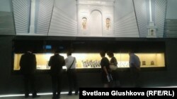 Посетители рассматривают экспонаты в Национальном музее Казахстана. Астана, 4 июля 2014 года. 