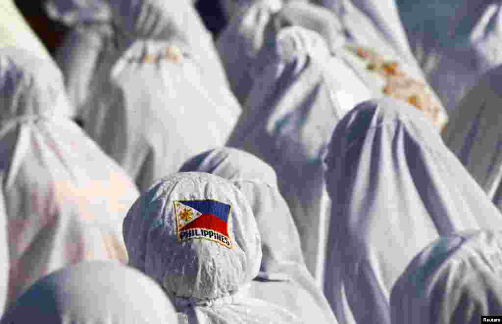 Filippində müsəlman qadınlar Ramazan bayramını qeyd edir, bayram namazı qılırlar.&nbsp;​REUTERS/Ben Hajan