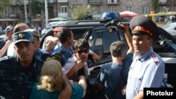 Столкновения протестующих с полицией во время акции протеста против строительства на Комитаса 5 многоэтажного здания, Ереван, 24 августа 2013 г.