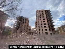 Наслідки влучання півторатонної авіабомби у недобудову в центрі Слов'янська