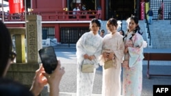 Turiste chineze în kimonouri la Templul Sensoji din districtul Asakusa din Tokio, pe 15 noiembrie 2025.