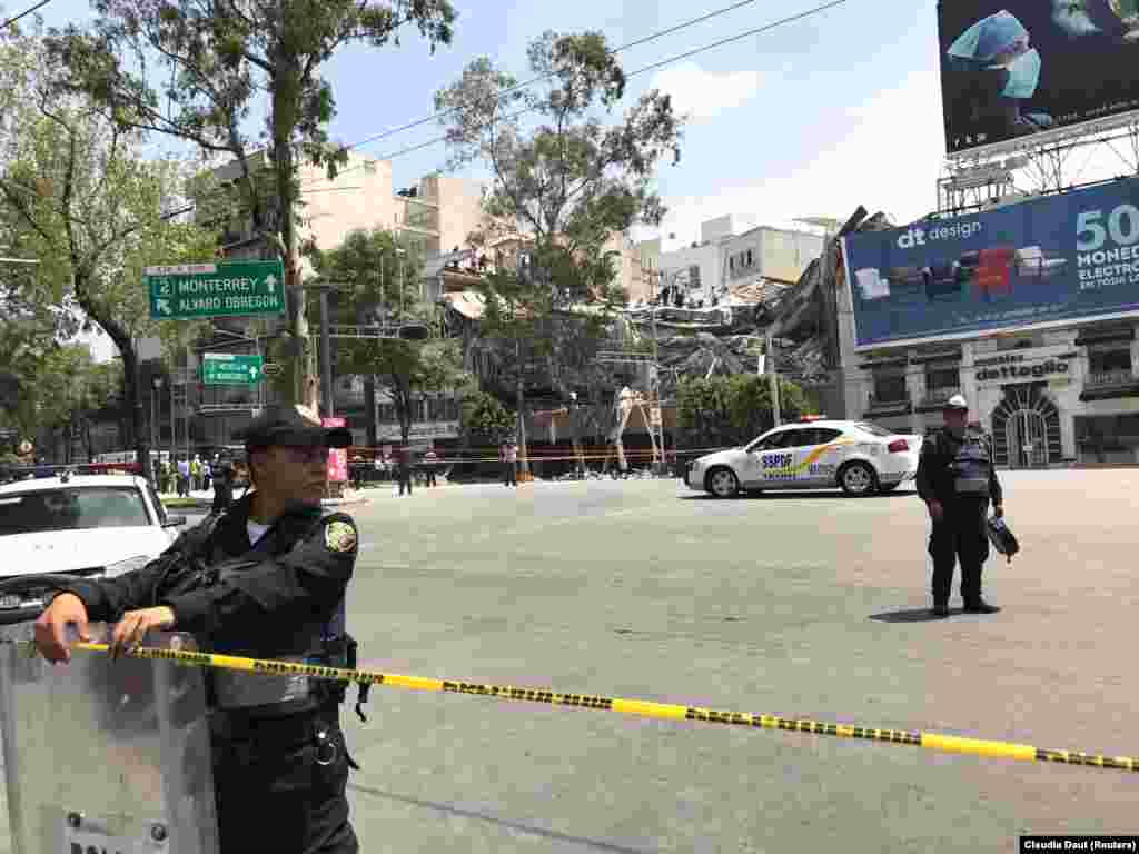 MEXICO CITY - People remove debris on top of a collapsed building after an earthquake hit