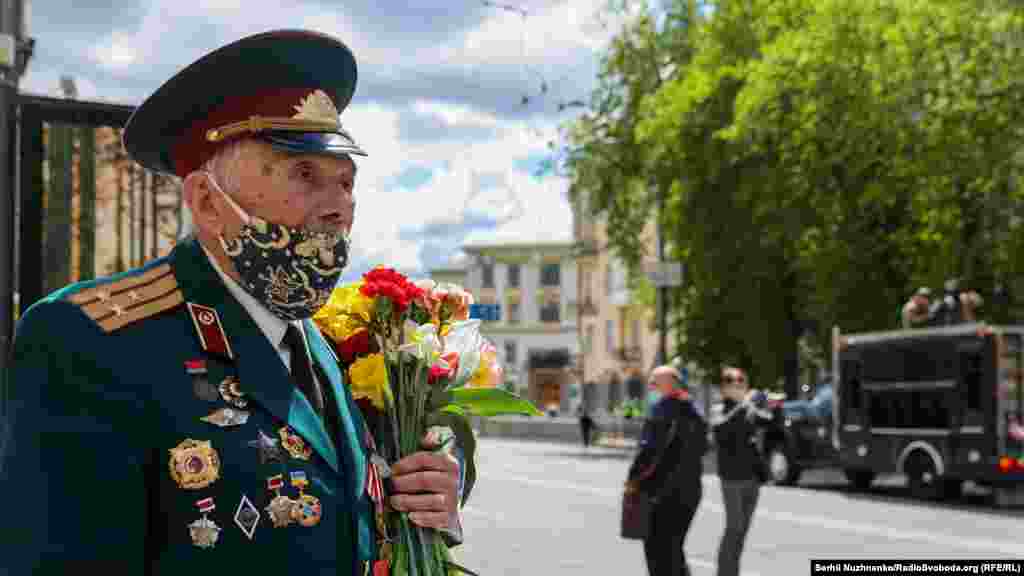 За&nbsp;результатами опитування фонду &laquo;Демократичні ініціативи&raquo; імені Ілька Кучеріва та соціологічної служби Центру Разумкова: 41% опитаних уважають, що в Україні необхідно відзначати дві дати: День пам&#39;яті та примирення (8 травня) і День перемоги над нацизмом (9 травня) 