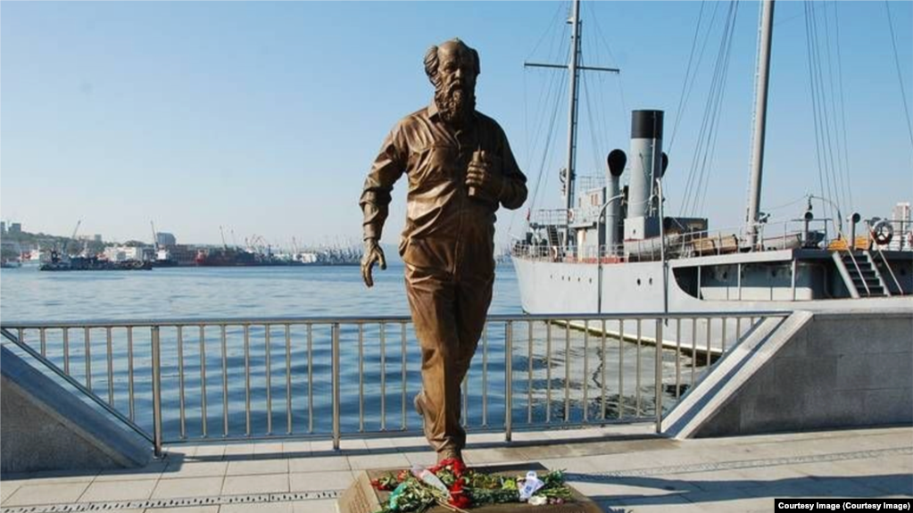 Памятник Солженицыну во Владивостоке