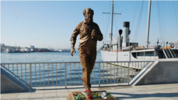 Памятник Солженицыну во Владивостоке