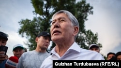 Бывший президент Кыргызстана Алмазбек Атамбаев на территории своей резиденции. 27 июня 2019 года.
