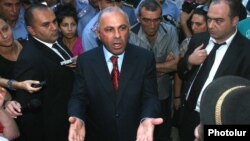 Amenia - The national police chief, Alik Sargsian, argues with protesters outside the prime minister's office in Yerevan, 01Sep2011.