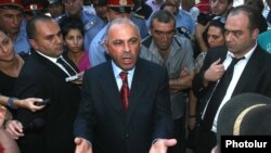 Начальник Полиции Армении Алик Саргсян разговаривает с демонстрантами, собравшимися перед зданием правительства, Ереван, 1 сентября 2011