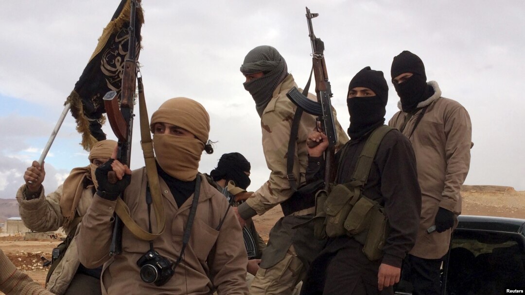 گروهی از افراد جبهه‌النصره که اکنون نام خود را به جبهه فتح‌الشام تغییر داده در این تصویری در نزدیکی لبنان