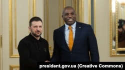 Ukrainian President Volodymyr Zelenskyy (L) and British Foreign Minister David Lammy (file photo)