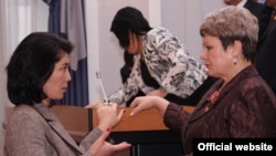 ЖК депутаттары Гүлжамал Султаналиева жана Галина Куликова