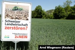 "Tönkretenni a sváci mezőgazdaságot?" áll a javaslatokat radikálisnak értékelő kampánytáblán, Aesch mellett, 2021. június elsején.