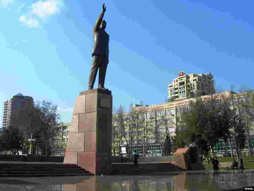 Azerbaijan -- statue (AZSL)