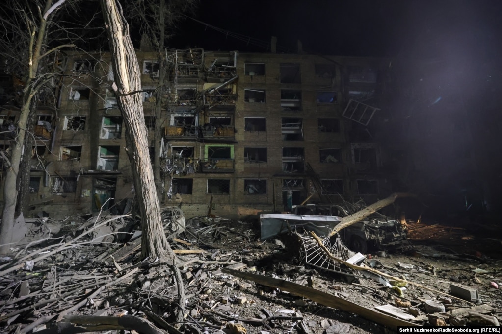Shumë ndërtesa banimi u dëmtuan ose u shkatërruan në kryeqytetin ukrainas, Kiev, dhe zyrtarët thanë se të paktën nëntë njerëz u vranë dhe dhjetëra të tjerë u plagosën.