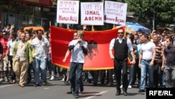 Ваљон Беља на чело на протестите на албански невладини организации на 10 мај 2010 година во Скопје.