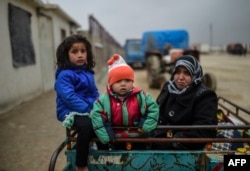 Беженцы из окрестностей Алеппо на границе с Турцией. Февраль 2016 года