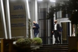 Izlazak advokata iz Državne agencije za istrage i zaštitu nakon saslušanja i zadržavanja premijera FBiH, suspendiranog direktora FUCZ i vlasnika "Srebrene maline"