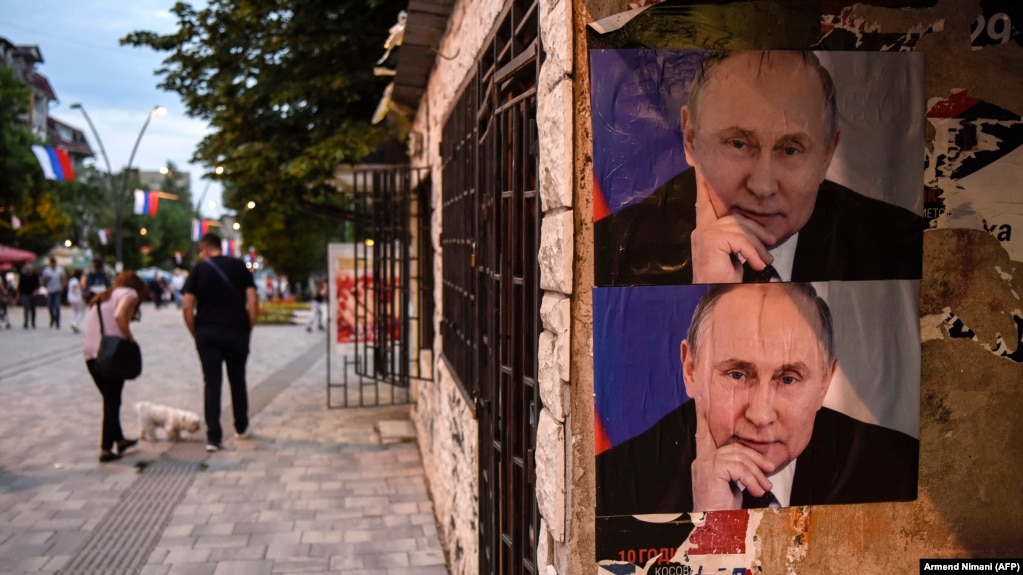 Posterë me fotografinë e presidentit rus, Vladimir Putin të vendosura në Mitrovicën e Veriut. Fotografi nga arkivi. 