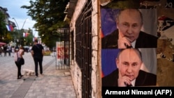 Posterë me portretin e presidentit rus, Vladimir Putin, të vendosur në Mitrovicën e Veriut. 9 maj, 2018.
