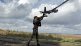 Військовослужбовець ЗСУ запускає розвідувальний дрон поблизу Покровська, Донецька область, 6 жовтня 2025 року