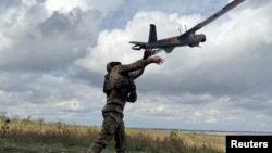 Війсковий 59-ї окремої штурмової бригади Сил безпілотних систем імені Якова Гандзюка запускає розвідувальний дрон поблизу Покровська, жовтень 2025 року