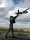 Український військовослужбовець запускає розвідувальний безпілотник поблизу Покровська Донецької області, Україна, 6 жовтня 2025 року