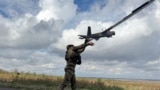 Український військовослужбовець запускає розвідувальний безпілотник поблизу Покровська Донецької області, Україна, 6 жовтня 2025 року