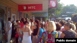 Величезні черги у зв'язку з припиненням роботи мобільного оператора «МТС-Україна», Сімферополь, 5 серпня 2014 року