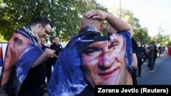 Prisutni na sahrani Ratka Mladića ogrnuti zastavama sa njegovim likom, Beograd, 7. septembar 2026. 