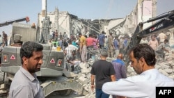 تصویری که با توضیح آواربرداری در محل اصابت موشک به مدرسه‌ای در میناب منتشر شده است