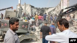 Әуе шабуылынан қираған мектептің орнында жүрген адамдар. Минаб, Иран, 28 ақпан, 2026 жыл.