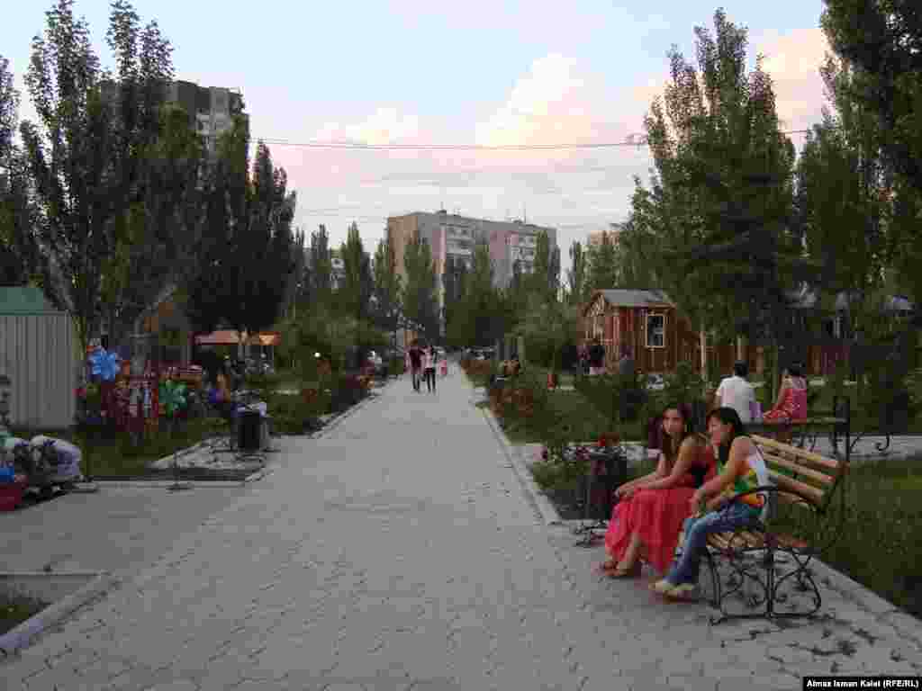 Летний Бишкек - Одно из популярных мест отдыха Бишкека - Южные ворота. Близость снежных гор разбавляет городскую жару прохладой рек и снега.
