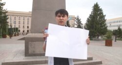 Аслан Сагутдинов "бос плакатпен" акцияға шыққан сәт. 6 мамыр 2020 жыл.