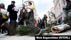 Пробираться до входа в здание сакребуло Давиду Нармания пришлось через толпу, сопровождавшую его криками: «Уходи со своей должности». В основном здесь собрались представители гражданского сектора, недовольные политикой городских властей